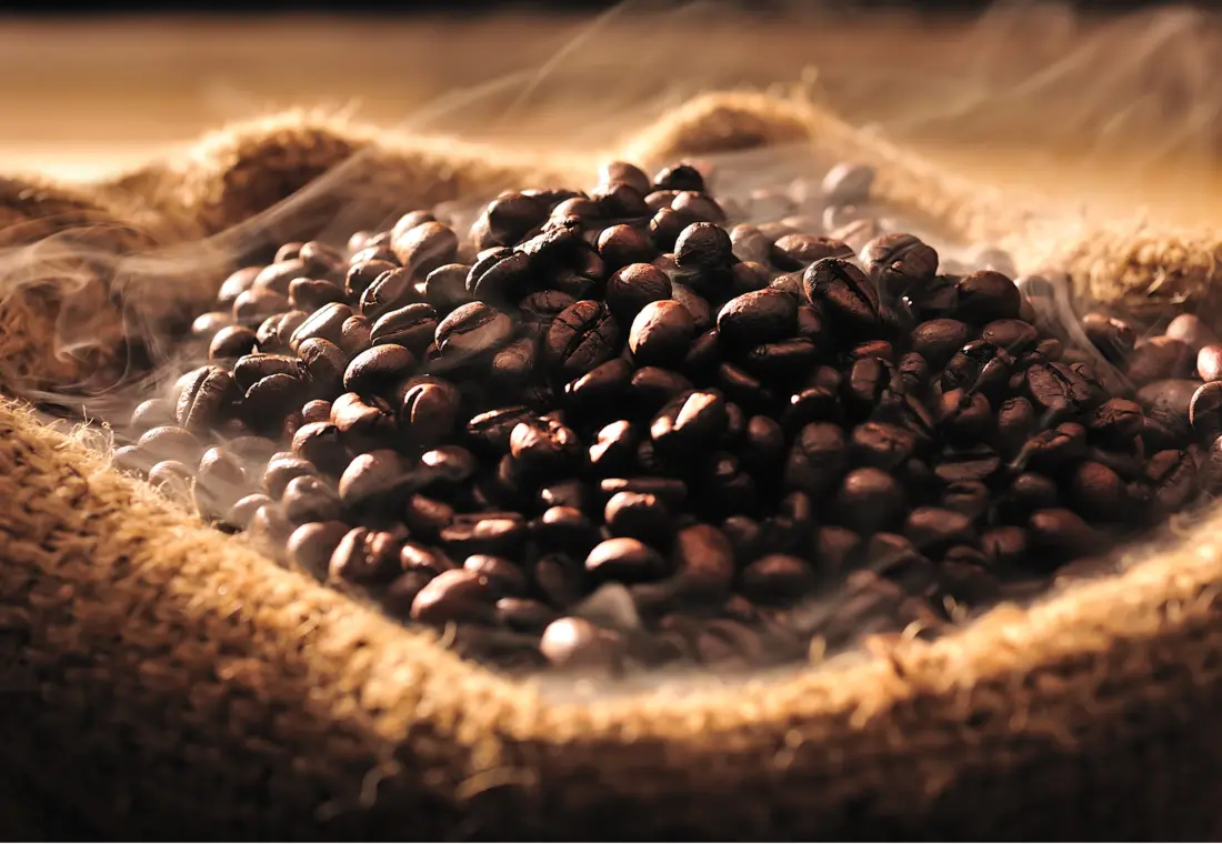 Café torrado em composição cinematográfica